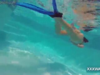 Exceptional brunetka fantazyjny kobieta słodycze swims podwodne