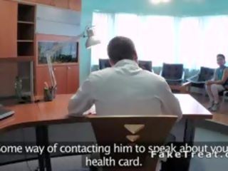 Intern fucks patienten på en reception