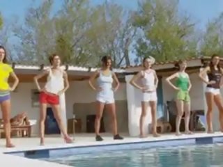 Six lakuriq vajzat nga the pishinë nga germany