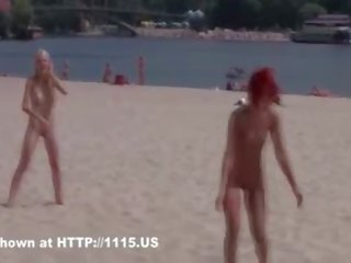 Dos delgada nudista chicas frolic alrededor la playa